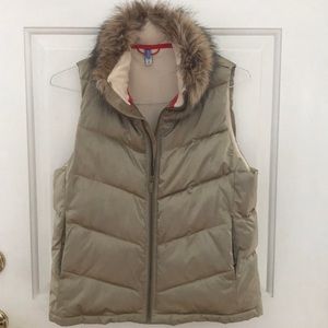 Gap down vest with faux fur collar